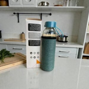 Botella de vidrio con funda de neopreno.